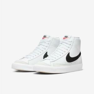 New in box Nike mid ‘77 Vintage BIG KIDS 5.5. White /Black